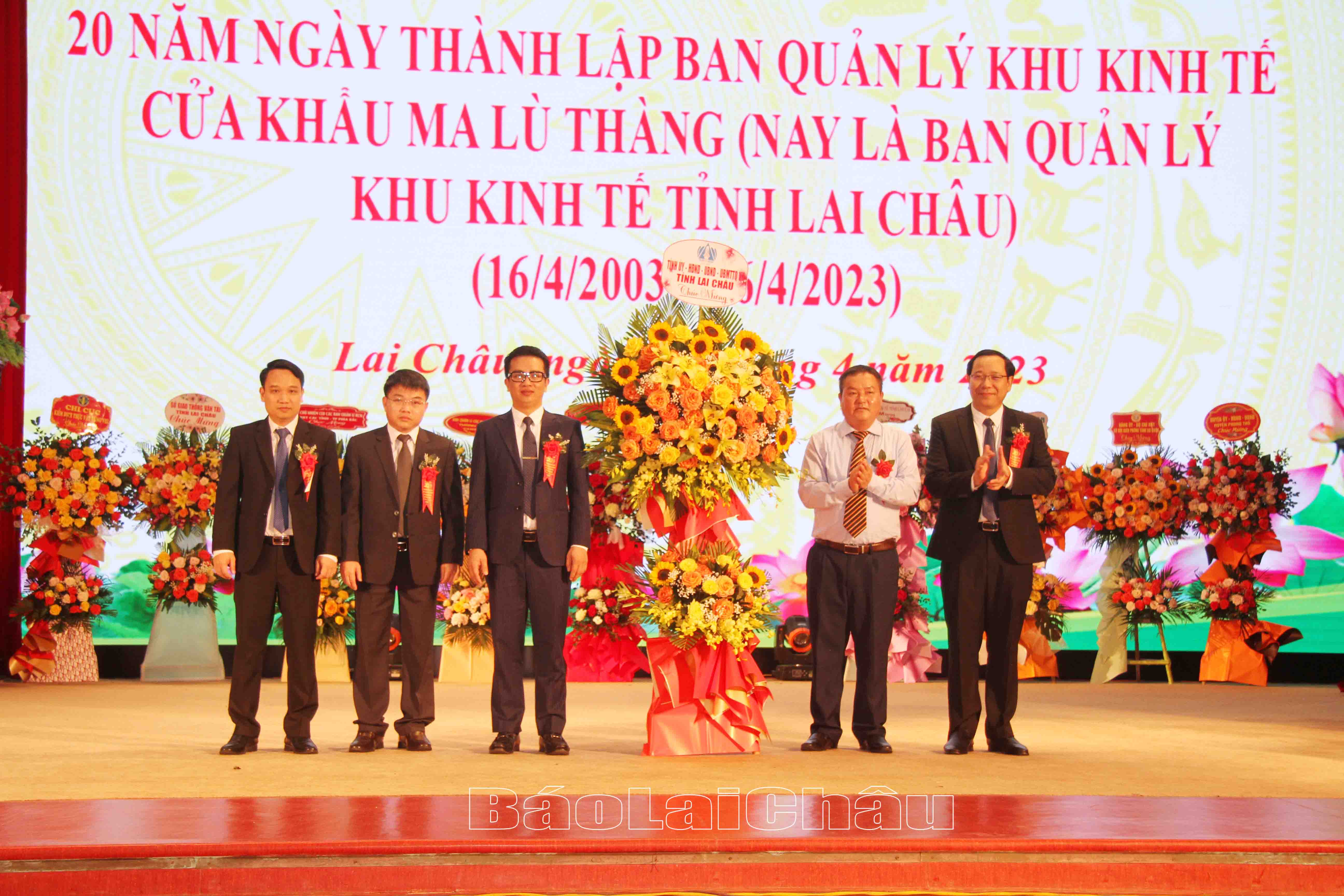 Đồng chí Giàng A Tính - Phó Chủ tịch UBND tỉnh tặng hoa chúc mừng Ban Quản lý Khu kinh tế tỉnh Lai Châu